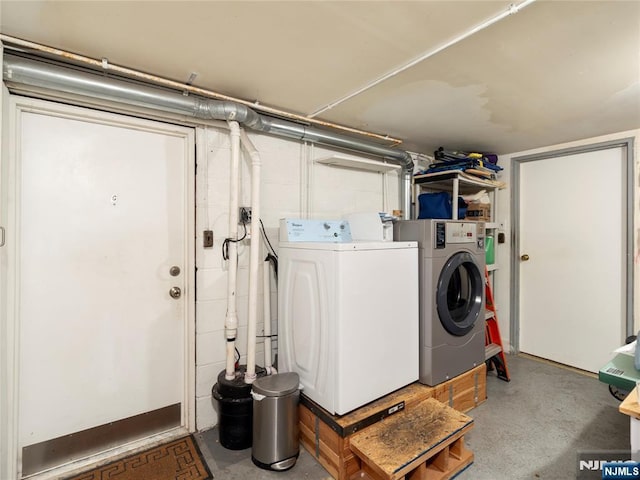 washroom with laundry area and washer and dryer