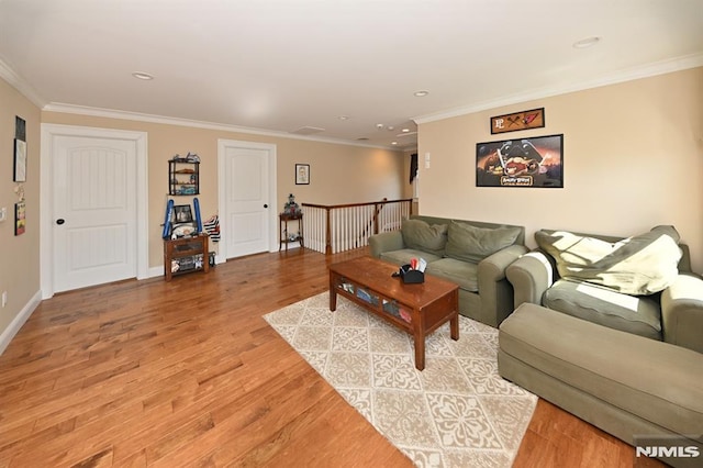 living area with light wood-style floors, recessed lighting, baseboards, and crown molding