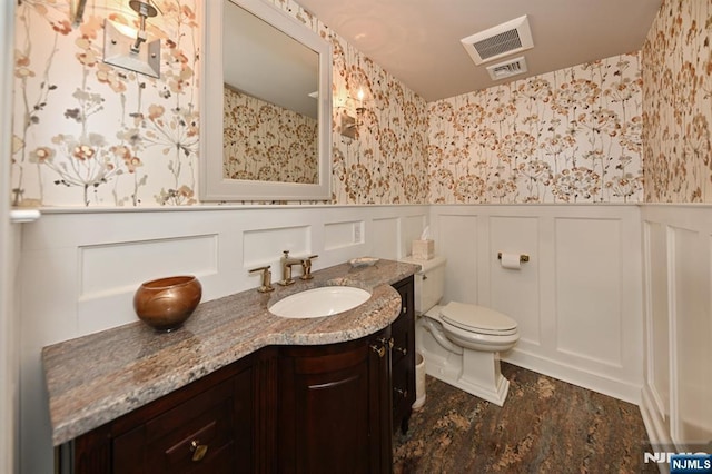 bathroom with a decorative wall, wallpapered walls, and visible vents