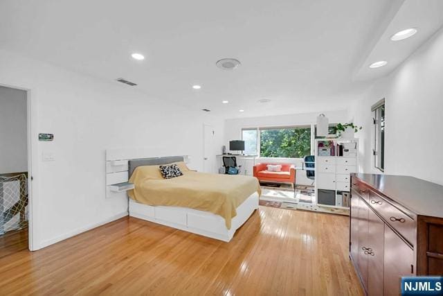 bedroom with visible vents, light wood-style flooring, and recessed lighting