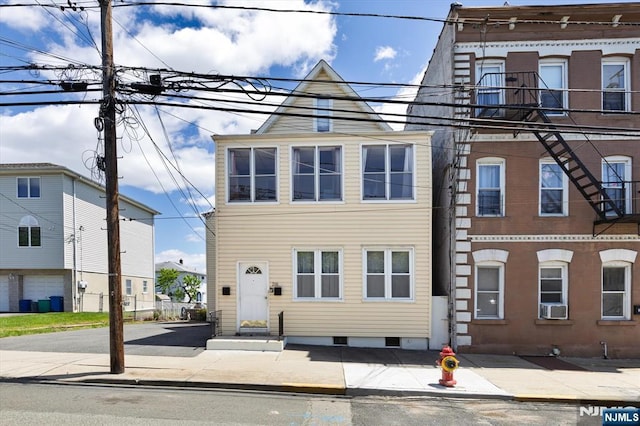 townhome / multi-family property featuring cooling unit