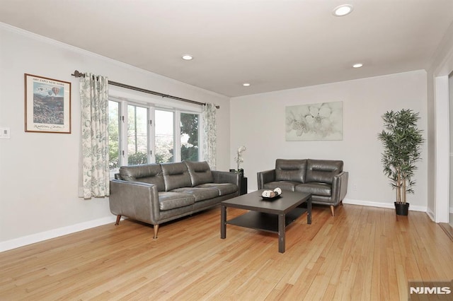 living room featuring crown molding, light wood-style floors, baseboards, and recessed lighting