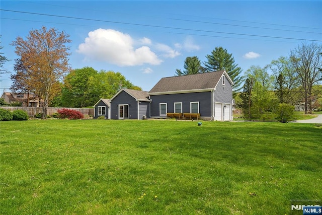 view of front of house featuring a front lawn and fence