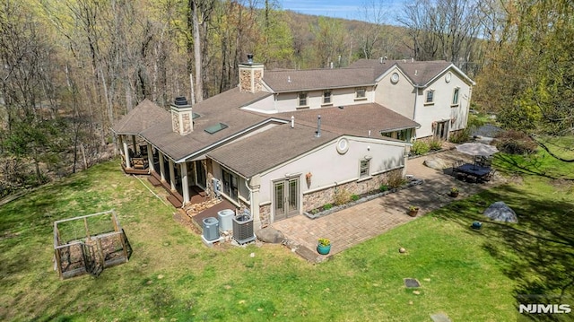 bird's eye view featuring a wooded view