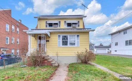 bungalow featuring a front lawn