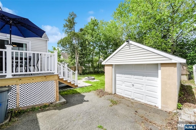 detached garage featuring aphalt driveway