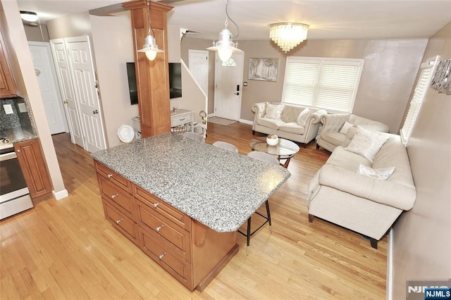 living area with light wood-type flooring and baseboards