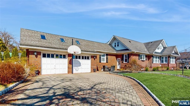 view of front facade featuring brick siding, an attached garage, a front lawn, and driveway
