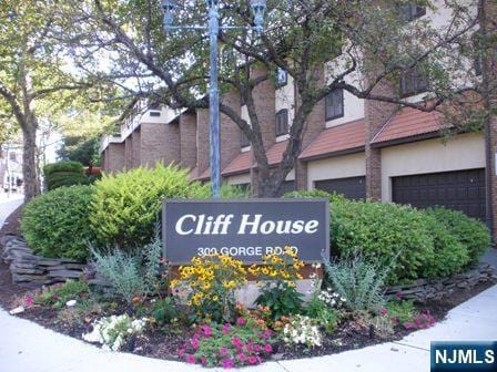community / neighborhood sign featuring a garage