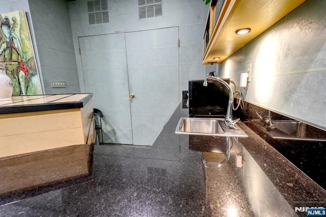 misc room featuring a sink