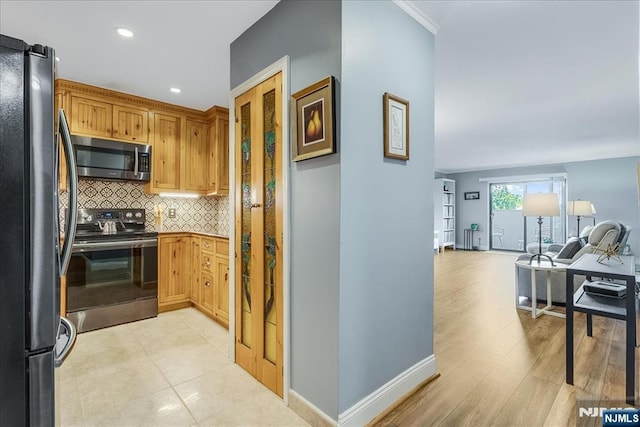 kitchen featuring appliances with stainless steel finishes, open floor plan, backsplash, baseboards, and recessed lighting