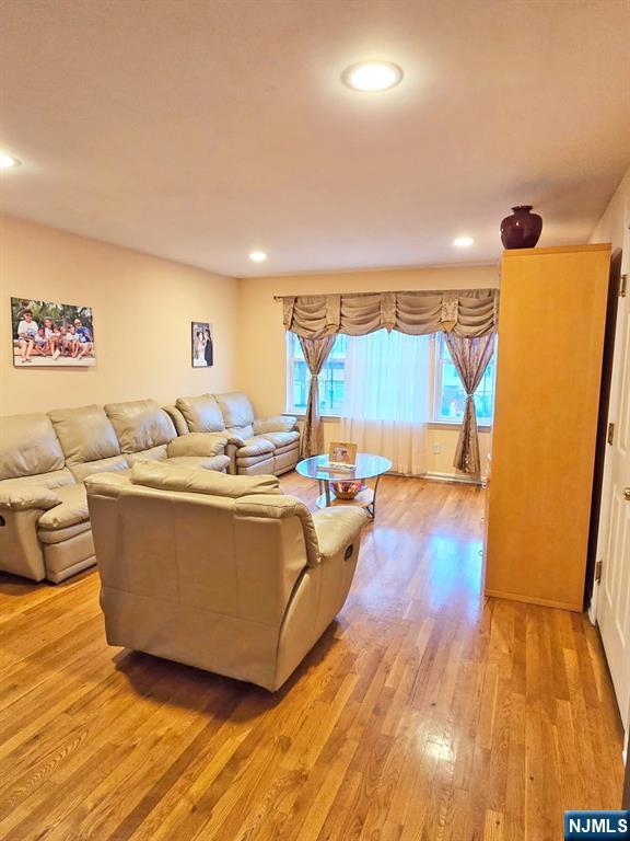 living area with light wood-style floors and recessed lighting