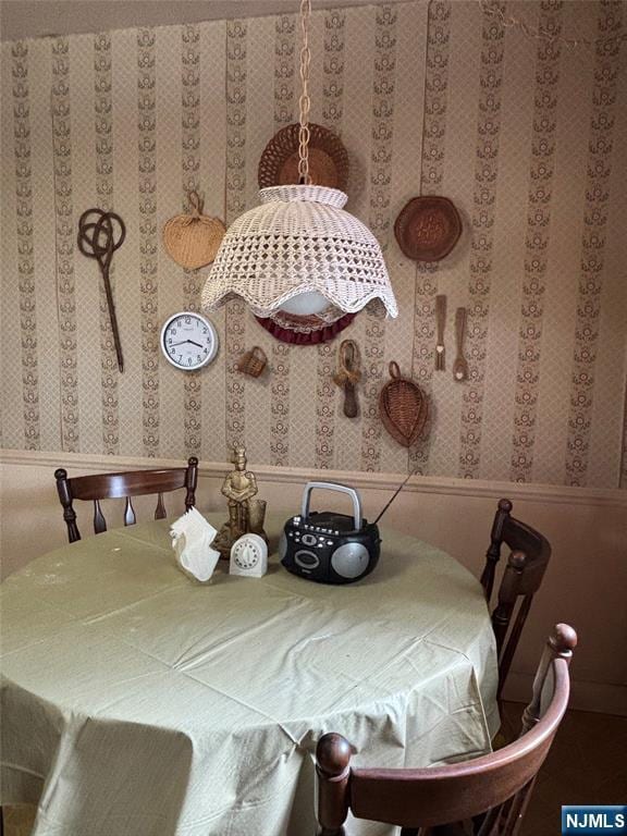 dining area with wallpapered walls