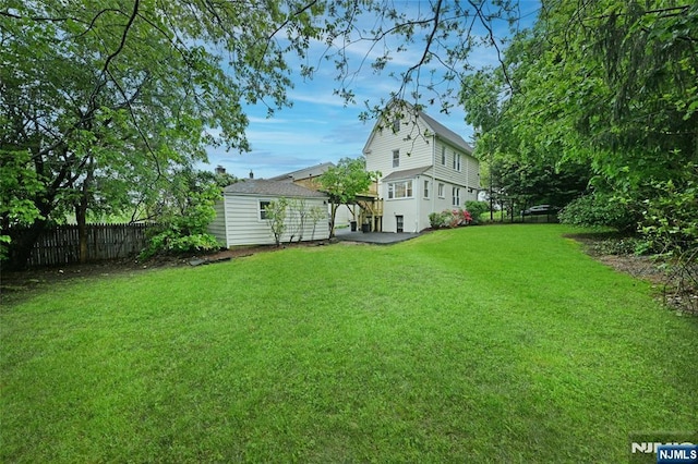 view of yard with an outdoor structure