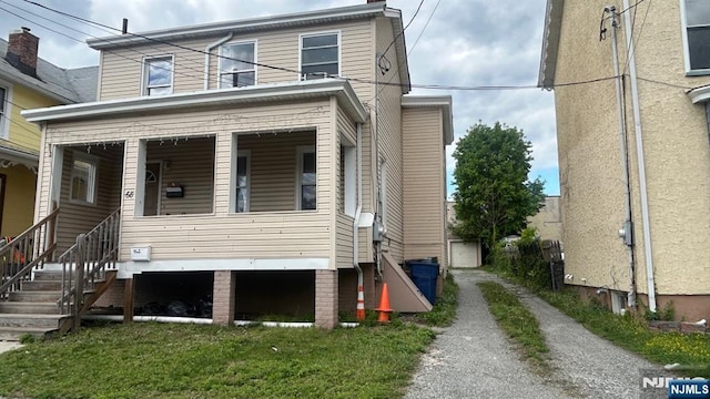 view of front of property with driveway