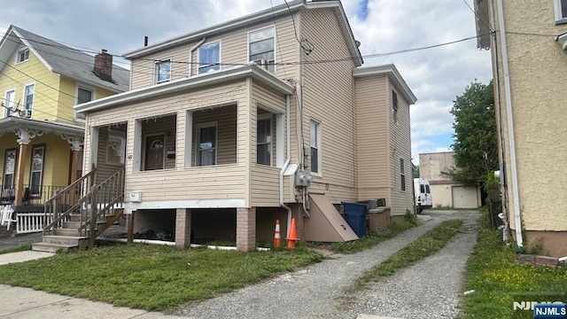 view of front facade featuring driveway and covered porch