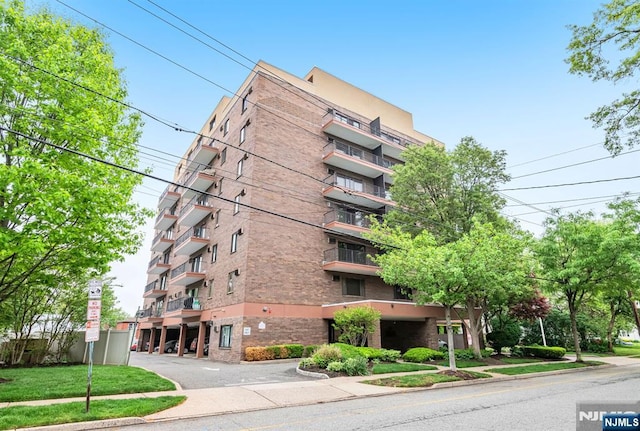 view of apartment building / complex