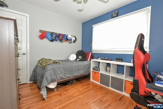 bedroom featuring light wood-style floors and a ceiling fan
