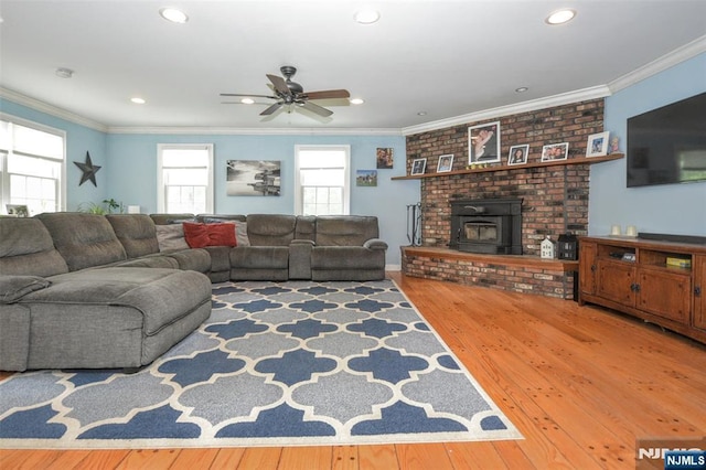 living area featuring wood finished floors, crown molding, ceiling fan, and recessed lighting