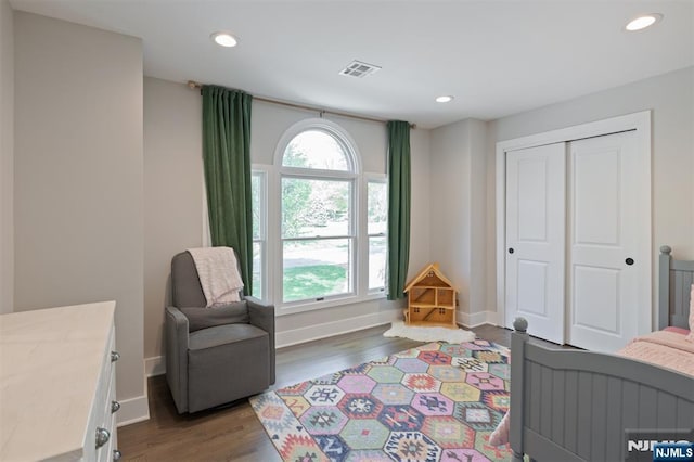 bedroom featuring wood finished floors, baseboards, recessed lighting, and a closet