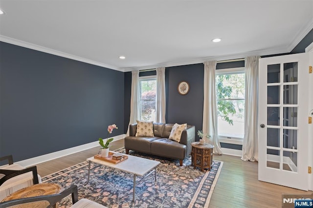 living area featuring crown molding, plenty of natural light, baseboards, wood finished floors, and recessed lighting