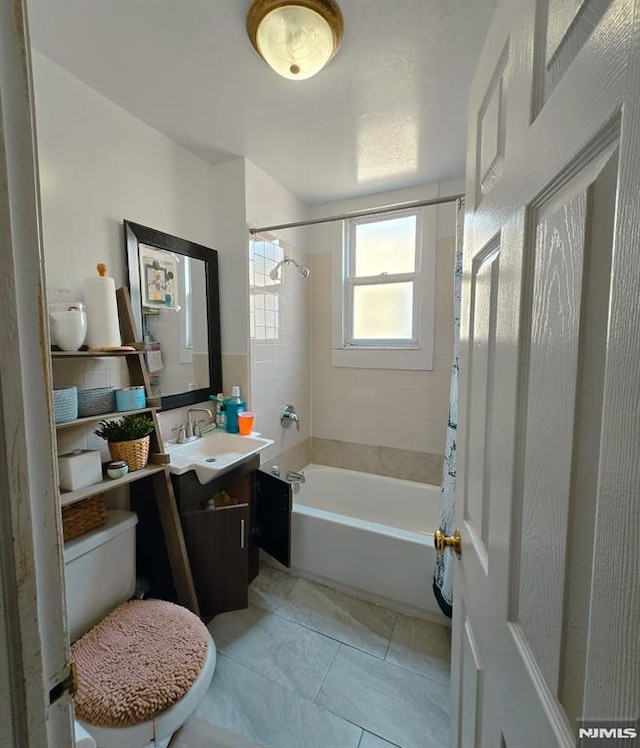 458-460 Leslie St, Newark, NJ 07112 - bathroom with shower / tub combo with curtain and vanity