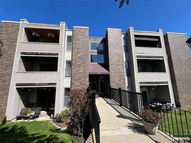 view of apartment building / complex