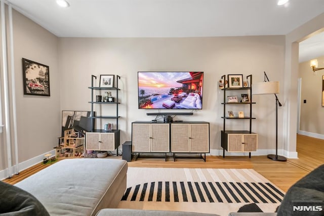 living room with light wood-style flooring, recessed lighting, and baseboards