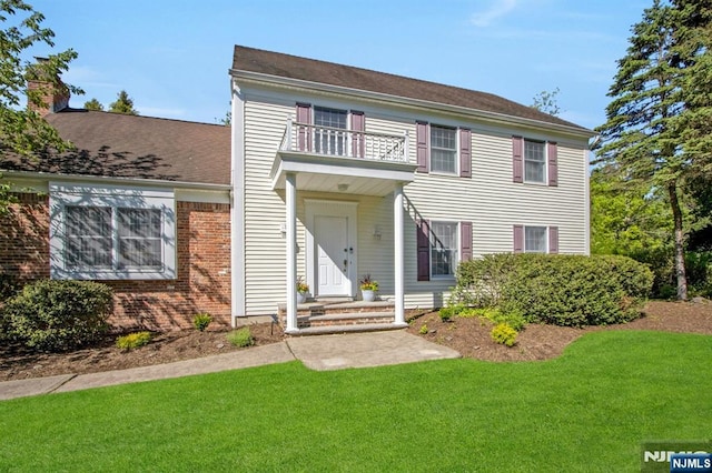 2 Morgan Ct, Montvale, NJ 07645 - view of front facade with a balcony and a front lawn