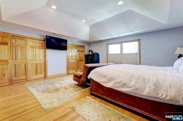 543 Page Ave, Lyndhurst, NJ 07071 - bedroom featuring a raised ceiling, light wood-style flooring, recessed lighting, and vaulted ceiling
