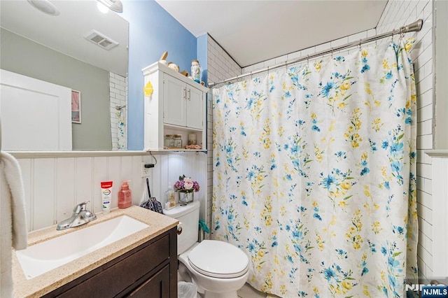 full bathroom with toilet, vanity, and a shower with shower curtain
