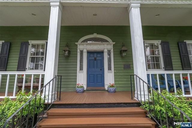 entrance to property featuring covered porch