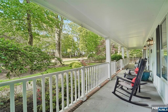 balcony featuring covered porch