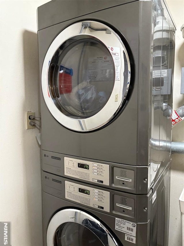 2352 Linwood Ave Unit 7A, Fort Lee, NJ 07024 - laundry area featuring stacked washer / drying machine