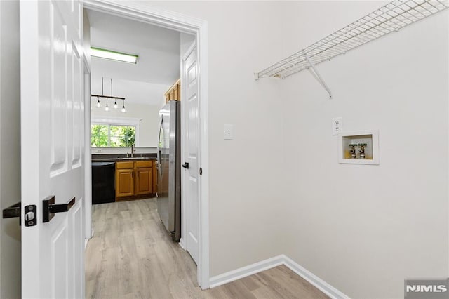 52 Straton Ct Unit 1006, Sayreville, NJ 08859 - laundry area featuring light wood finished floors, hookup for a washing machine, and baseboards