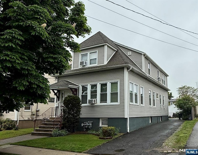 view of front of house with a front yard