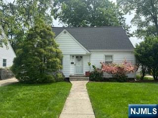 view of front of property with a front lawn