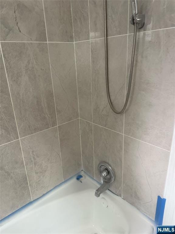 bathroom featuring washtub / shower combination