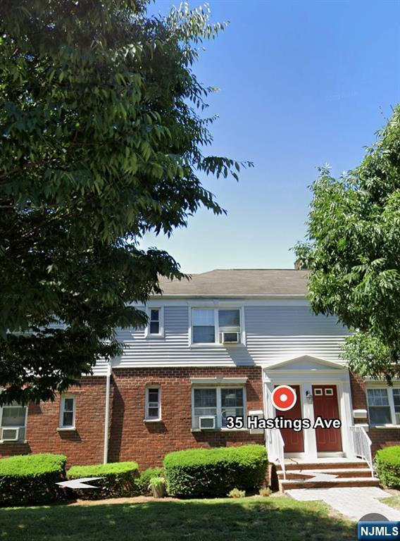 view of front of house featuring brick siding and a front yard