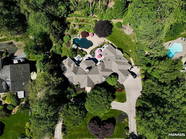 14 Stewart Ct, Old Tappan, NJ 07675 - aerial view of a pool
