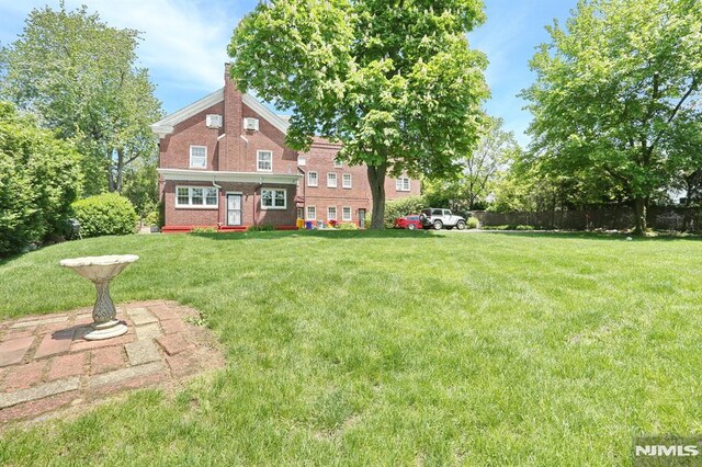 927 Commonwealth Dr Unit 4, Teaneck, NJ 07666 - view of green lawn