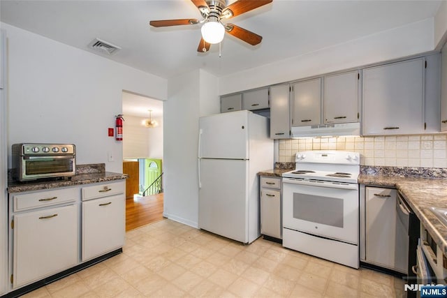 kitchen featuring white appliances, under cabinet range hood, light flooring, ceiling fan, and decorative backsplash