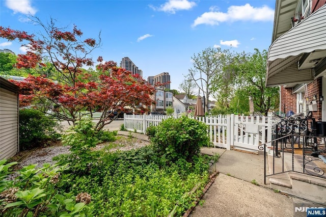 7 Edgewater Pl, Edgewater, NJ 07020 - view of yard featuring fence