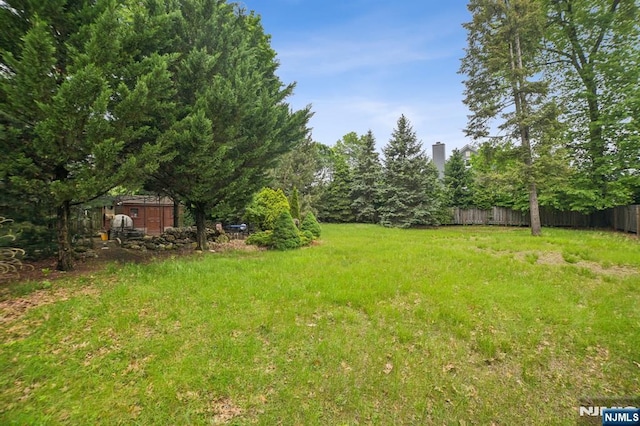41-21 Dunkerhook Rd, Fair Lawn, NJ 07410 - view of yard with fence