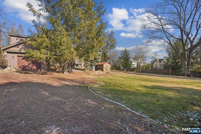view of yard featuring a shed and an outdoor structure