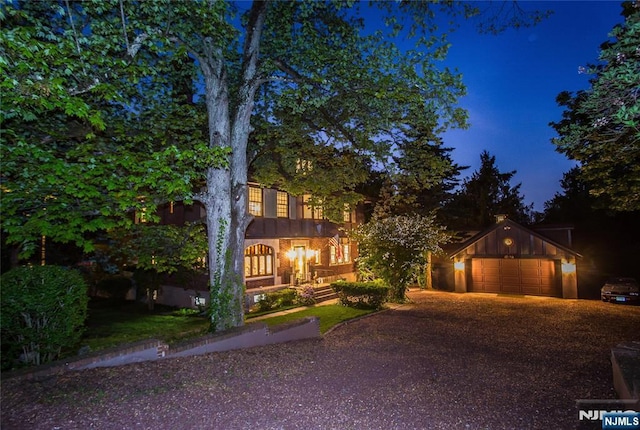 view of front facade with driveway and a detached garage