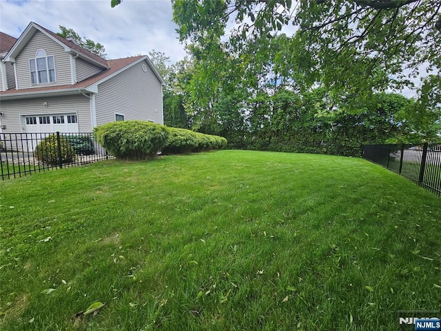 9 Summit Ave, Butler Borough, NJ 07405 - view of yard with an attached garage