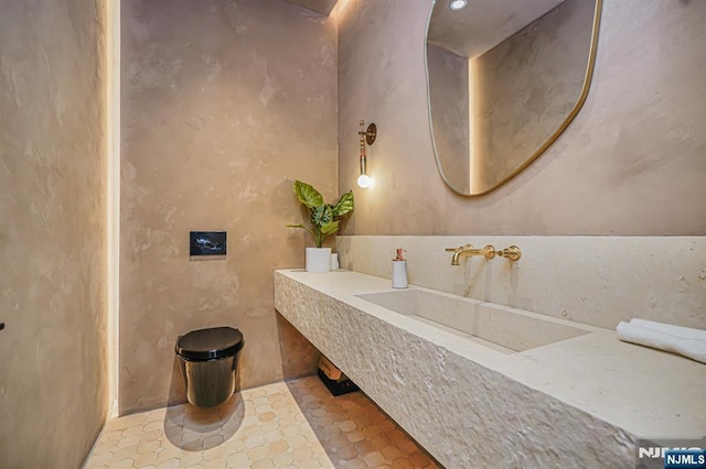 bathroom featuring a sink