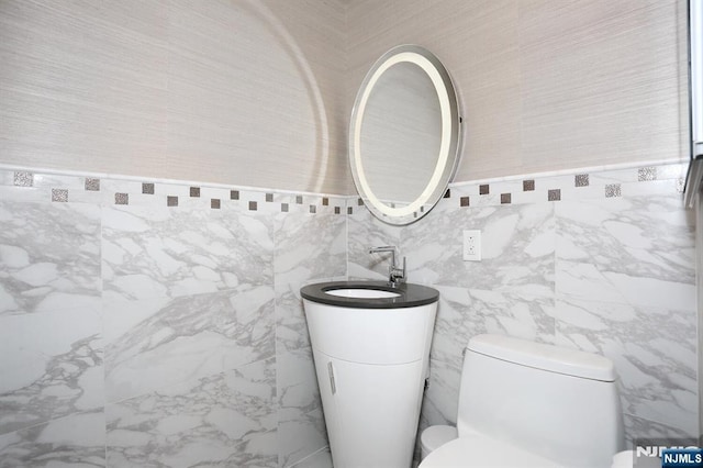100 Carlyle Dr Unit 10Ds, Cliffside Park, NJ 07010 - half bath with toilet and vanity