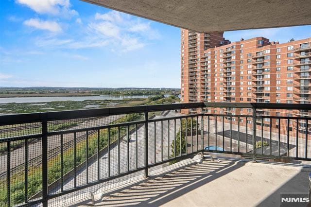 708 Harmon Cv, Secaucus, NJ 07094 - balcony featuring a water view